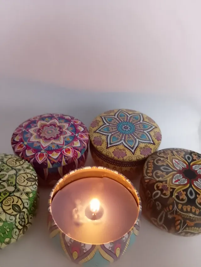 Velas decorativas metálicas con diseño mandala