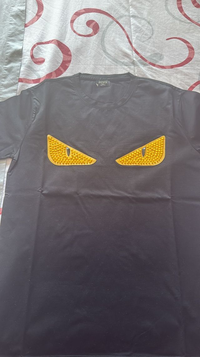 Camiseta Fendi Negra con Ojos Dorados