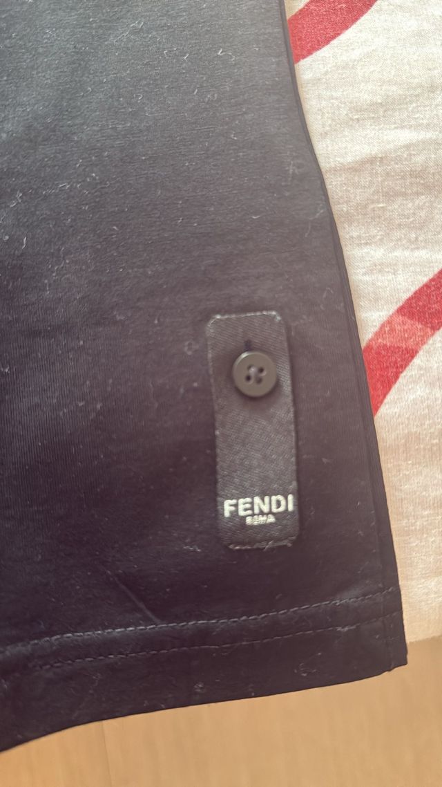 Camiseta Fendi Negra con Ojos Dorados