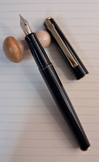 Pluma estilográfica Diplomat negra