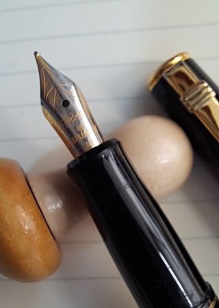 Pluma estilográfica Diplomat negra