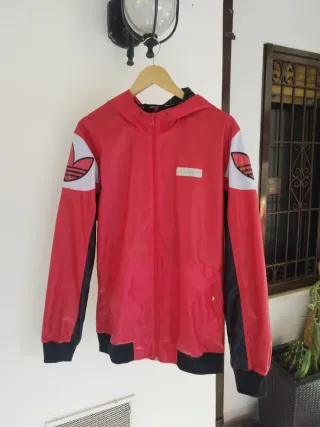 Giacca a vento Adidas rossa con cappuccio