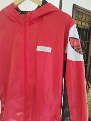 Giacca a vento Adidas rossa con cappuccio