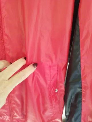 Giacca a vento Adidas rossa con cappuccio