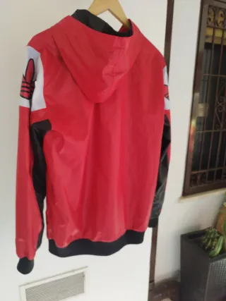 Giacca a vento Adidas rossa con cappuccio