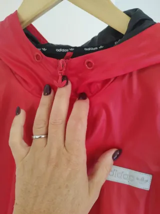 Giacca a vento Adidas rossa con cappuccio
