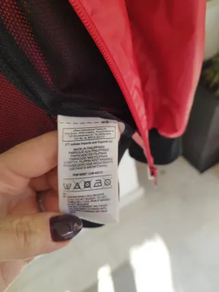 Giacca a vento Adidas rossa con cappuccio