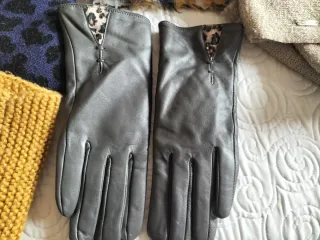 Lote 6 bufandas, 2 gorros y guantes sin estrenar .