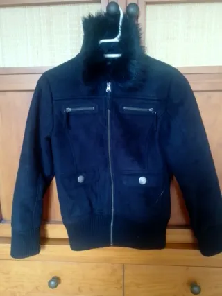 Cazadora negra con cuello de pelo