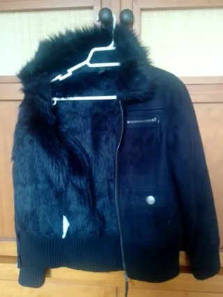 Cazadora negra con cuello de pelo