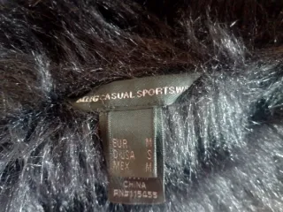 Cazadora negra con cuello de pelo