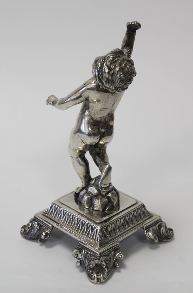 Figura de plata antigua putto