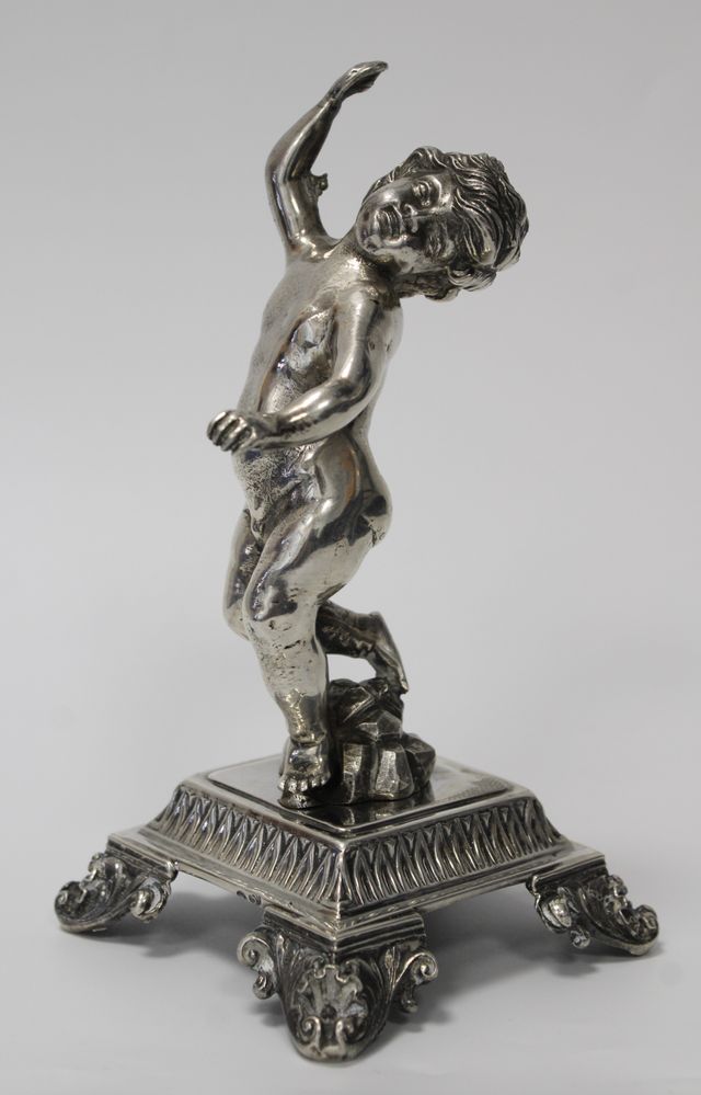 Figura de plata antigua putto
