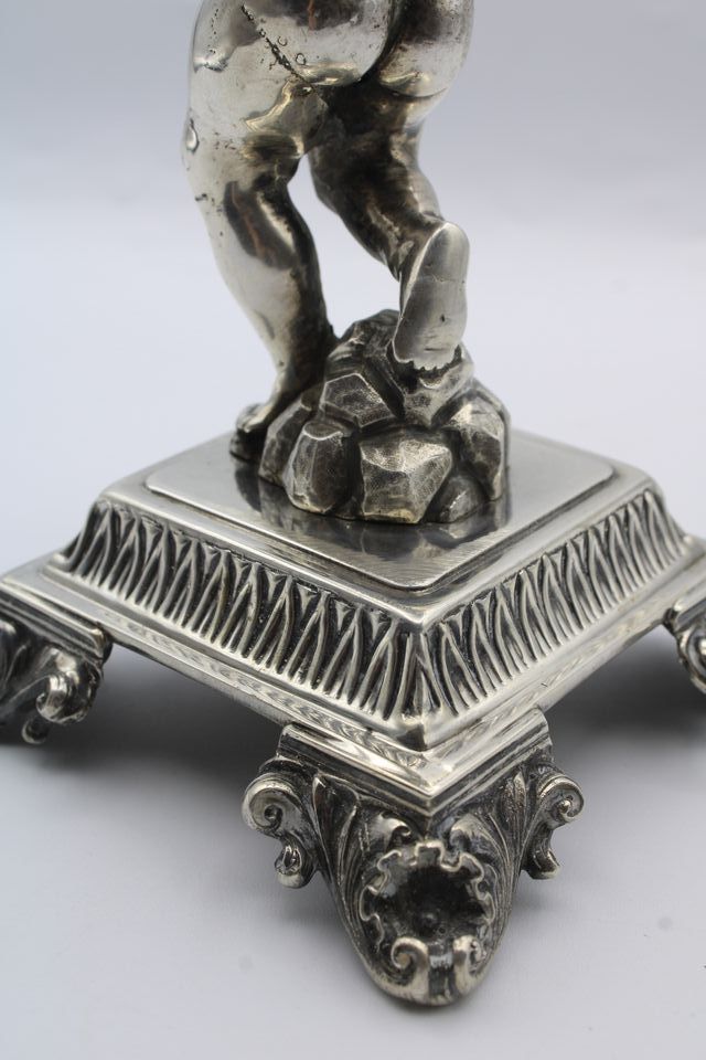 Figura de plata antigua putto