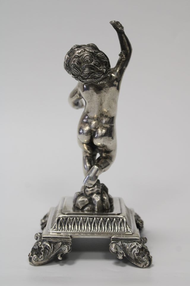 Figura de plata antigua putto