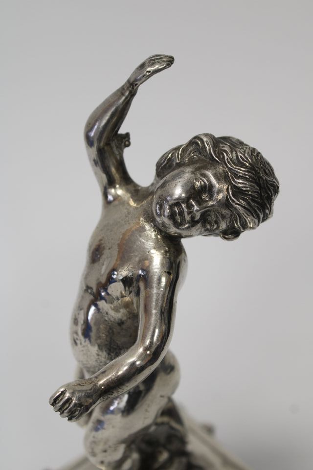 Figura de plata antigua putto