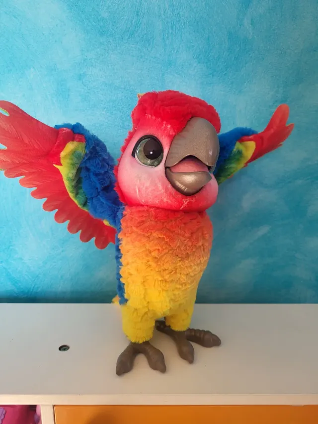 Pappagallo di peluche colorato