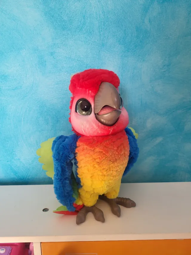 Pappagallo di peluche colorato