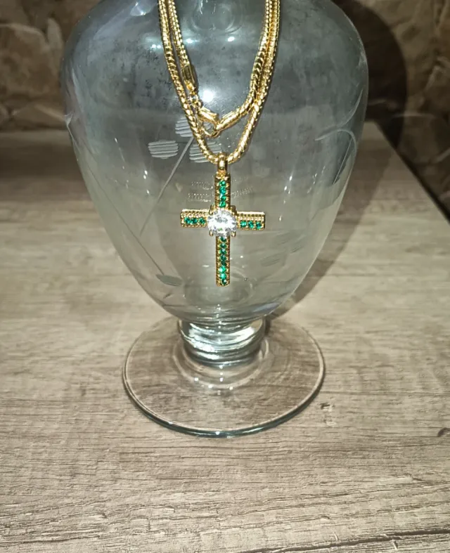 Cadena y Cruz Circonitas Verdes y Blanca.