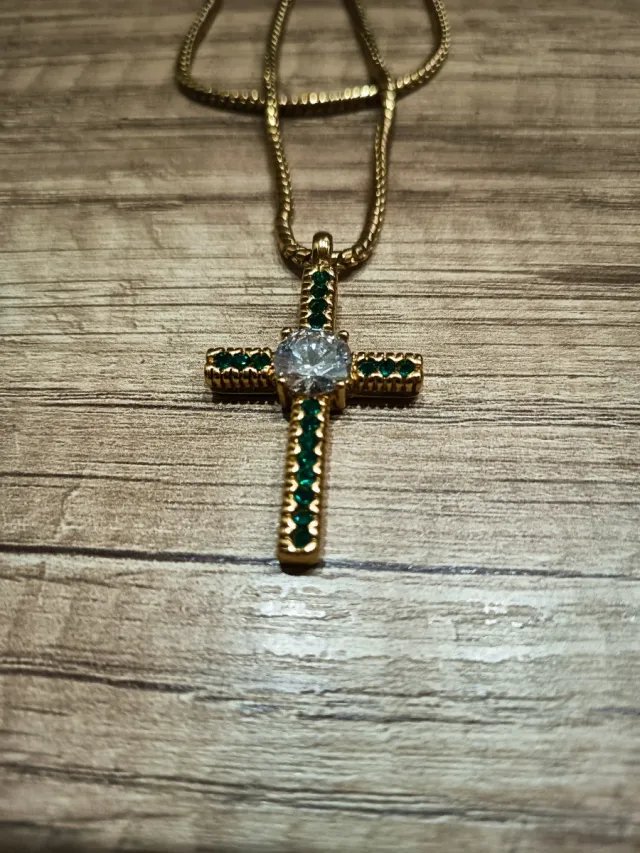 Cadena y Cruz Circonitas Verdes y Blanca.