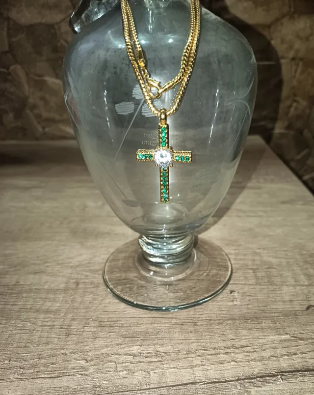 Cadena y Cruz Circonitas Verdes y Blanca.