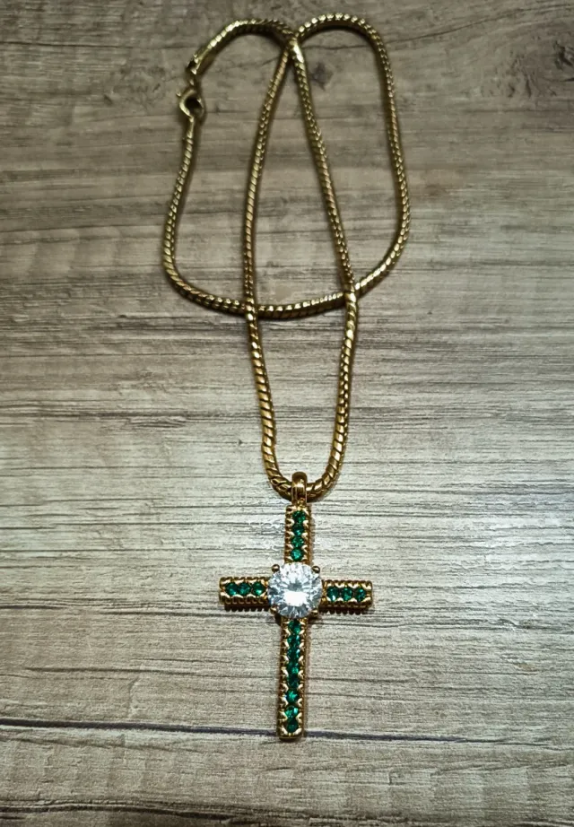 Cadena y Cruz Circonitas Verdes y Blanca.