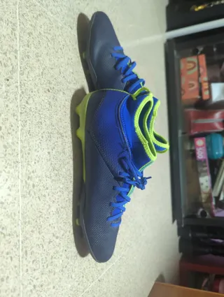 Botas de fútbol azules y verdes