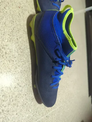 Botas de fútbol azules y verdes