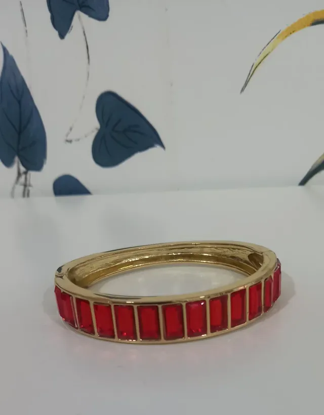 Pulsera acero dorada con piedras rojas