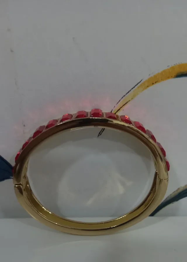 Pulsera acero dorada con piedras rojas