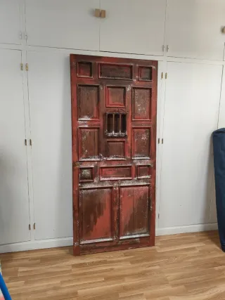 Puerta antigua tallada con ventana y pomo original