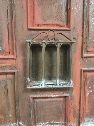 Puerta antigua tallada con ventana y pomo original