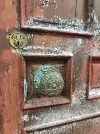 Puerta antigua tallada con ventana y pomo original