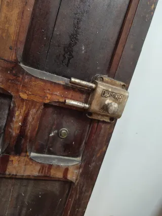 Puerta antigua tallada con ventana y pomo original