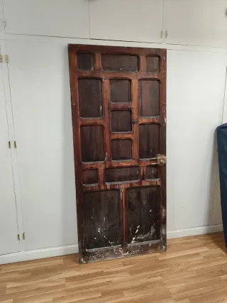 Puerta antigua tallada con ventana y pomo original