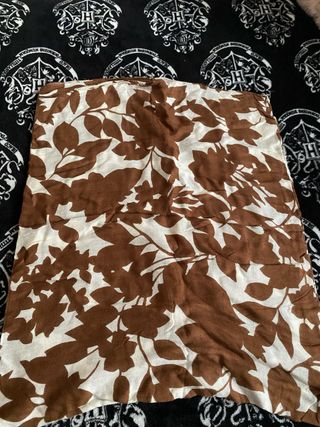 Pañuelo estampado floral marrón y blanco