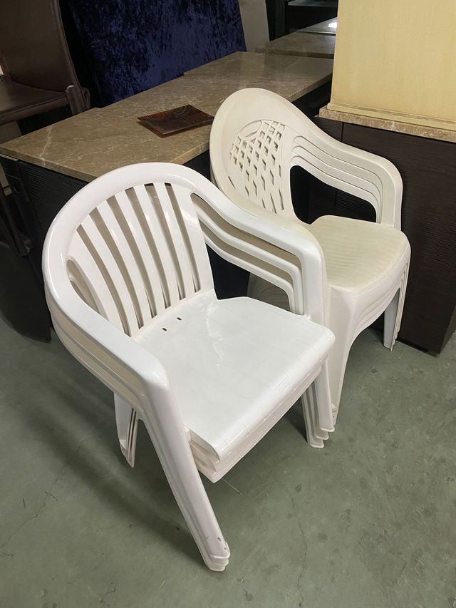 Sillas de plástico blancas apilables