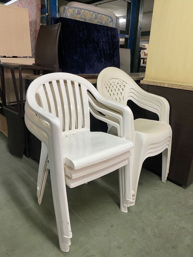 Sillas de plástico blancas apilables