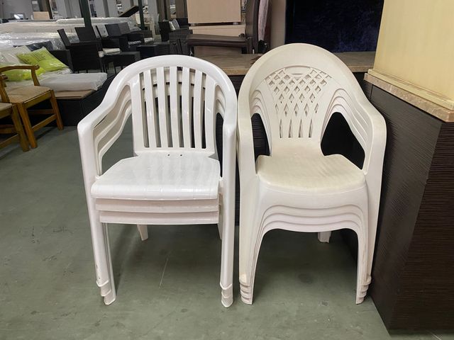 Sillas de plástico blancas apilables