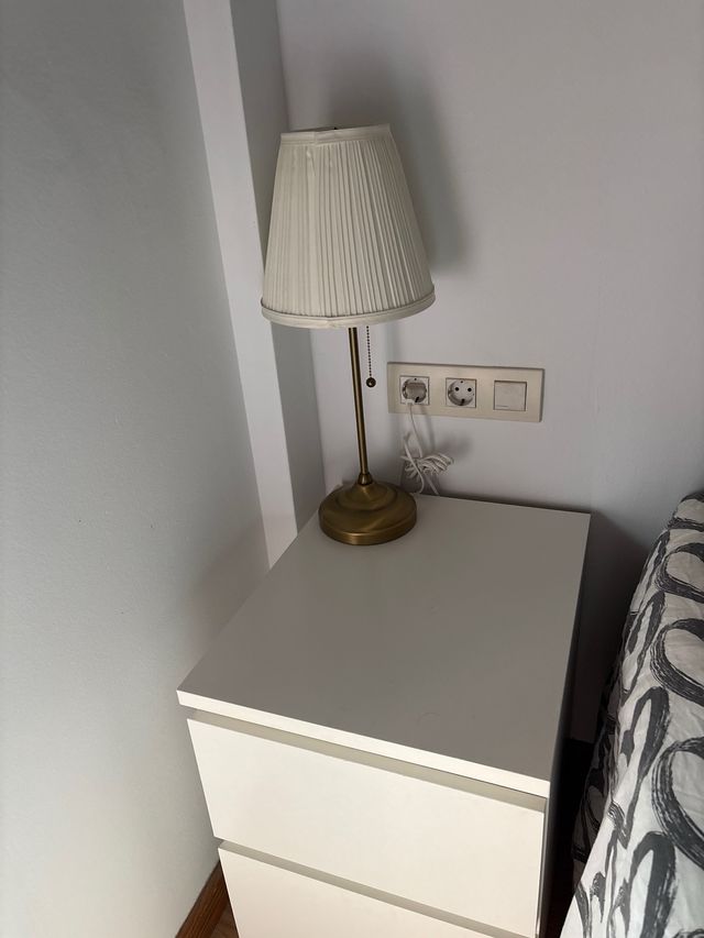 Mesitas de noche blancas con lámpara