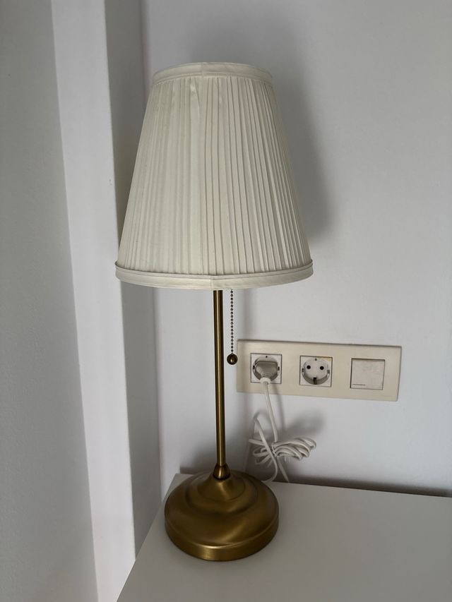 Mesitas de noche blancas con lámpara