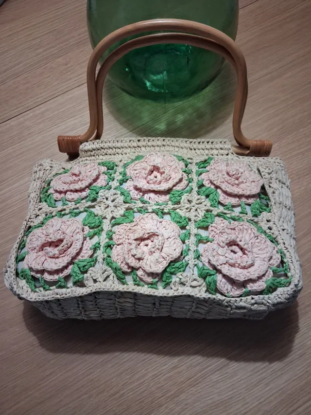 Bolso de mano ganchillo flores rosa y beige