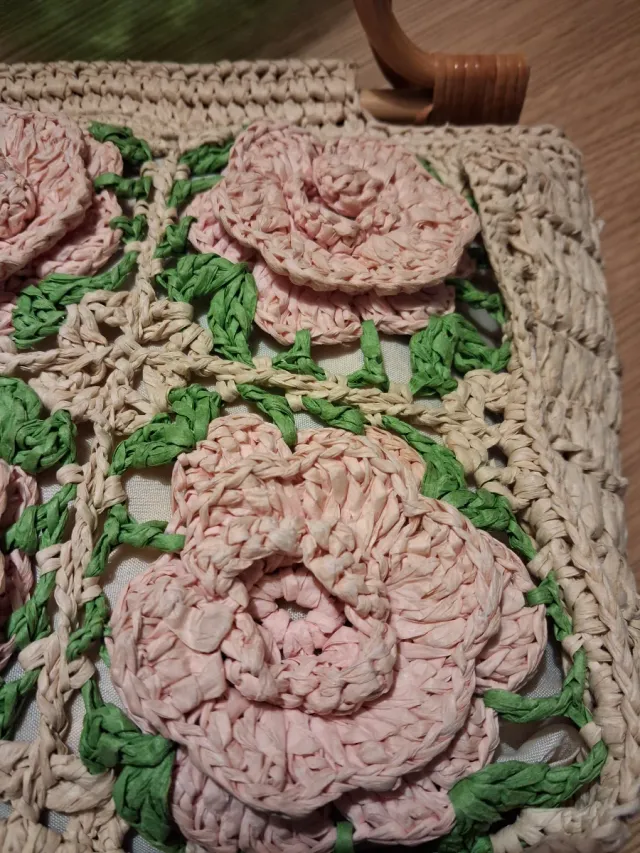 Bolso de mano ganchillo flores rosa y beige