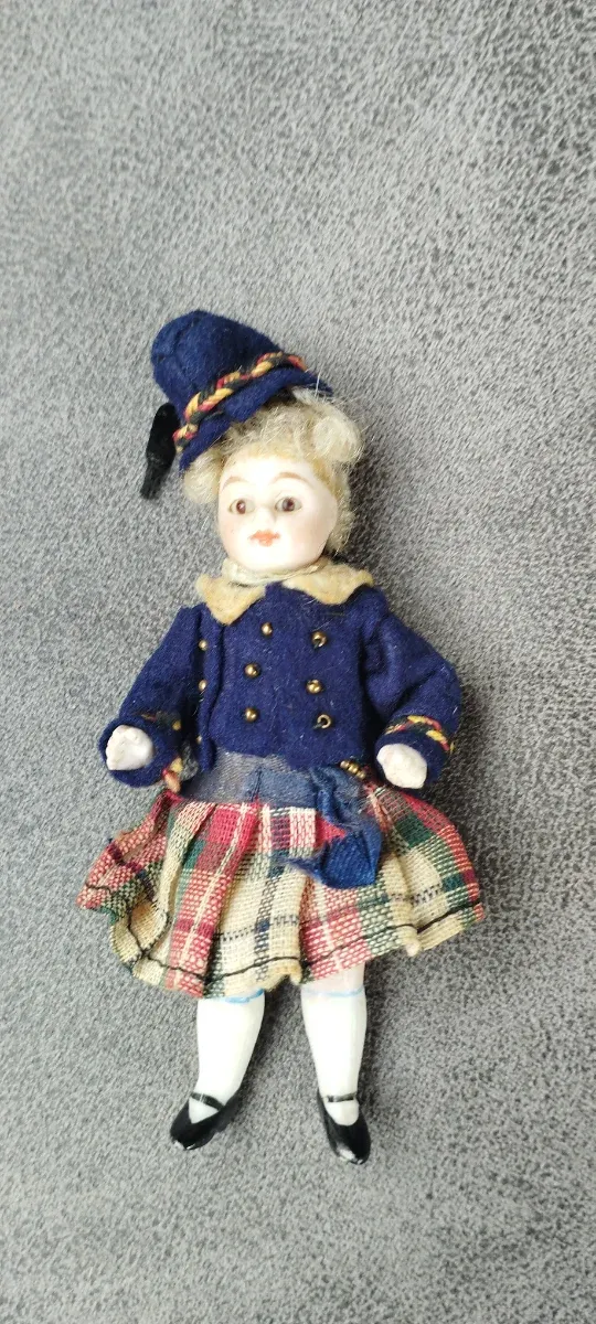 Vecchia bambola in porcellana Minyonnet