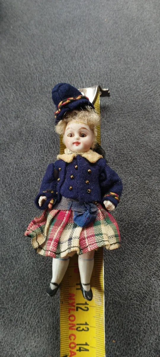 Vecchia bambola in porcellana Minyonnet