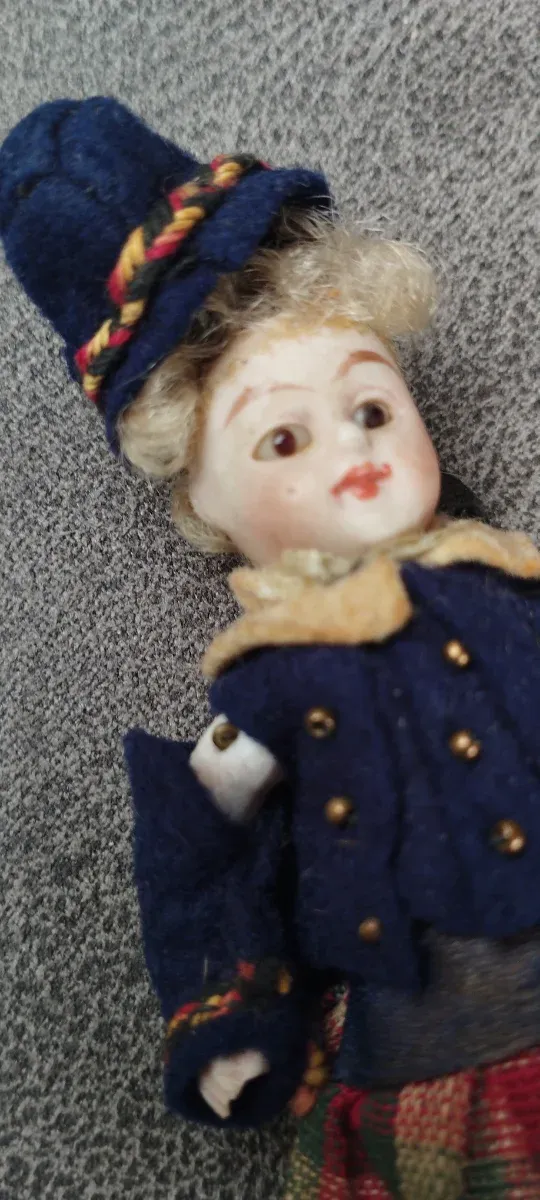 Vecchia bambola in porcellana Minyonnet