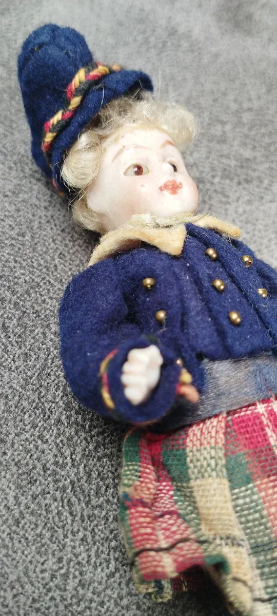 Vecchia bambola in porcellana Minyonnet