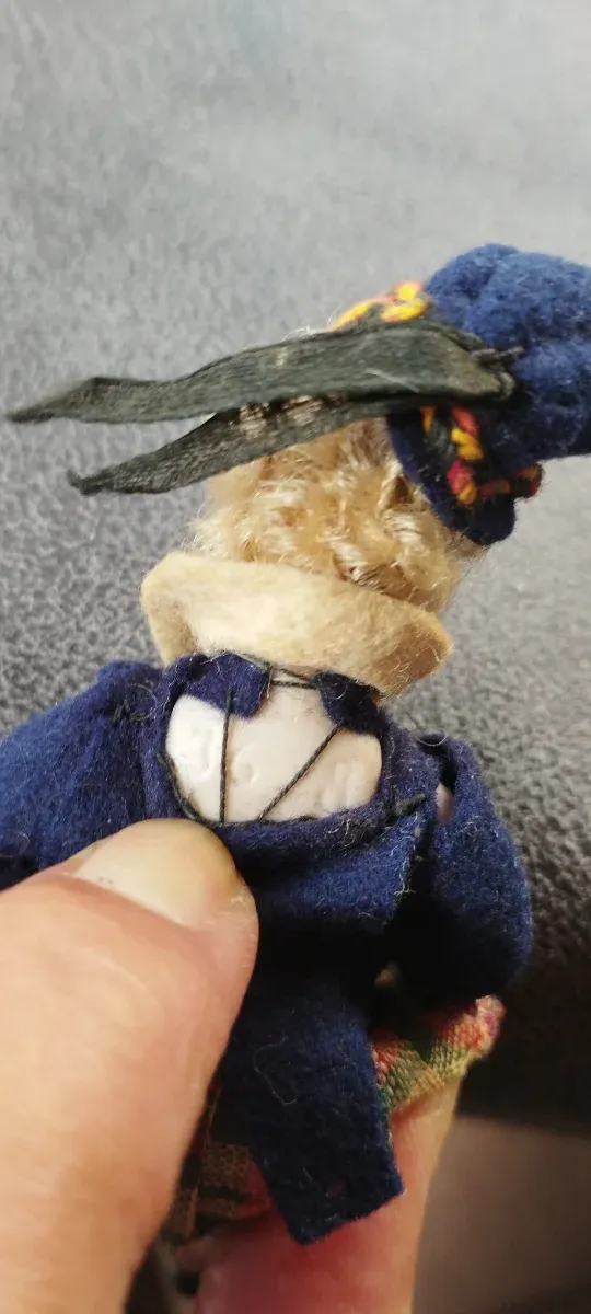 Vecchia bambola in porcellana Minyonnet