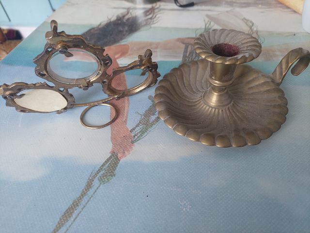 Candeliere e antica cornice per foto