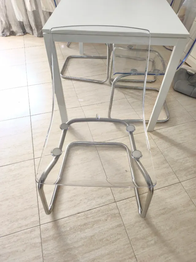 Mesa blanca y 4 sillas.Regalo mesa blanca pequeña